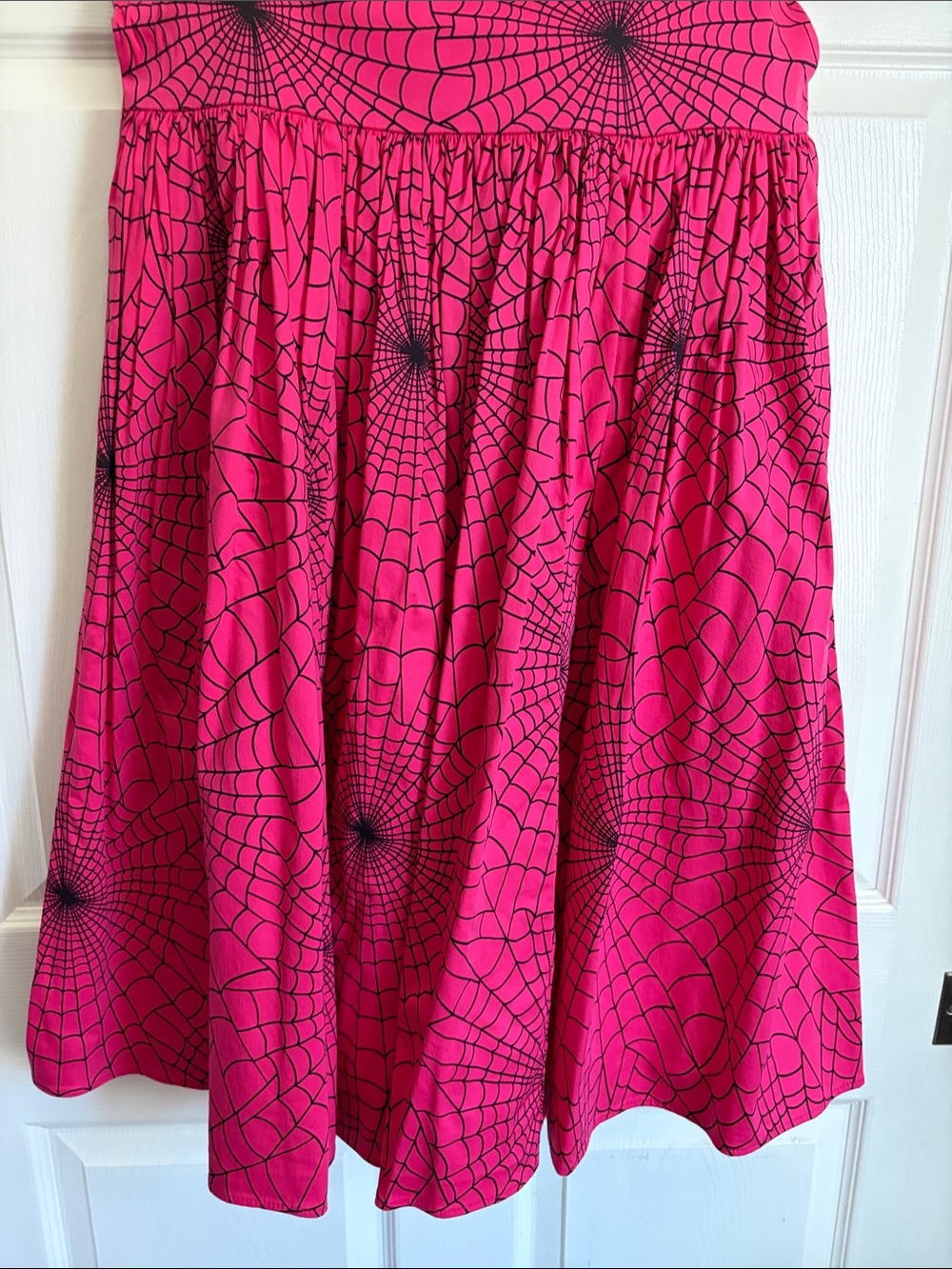 1950S SWING SUNDRESS AND SCARF IN HOT PINK SPIDER WEB PRINT - Picture 4 of 9